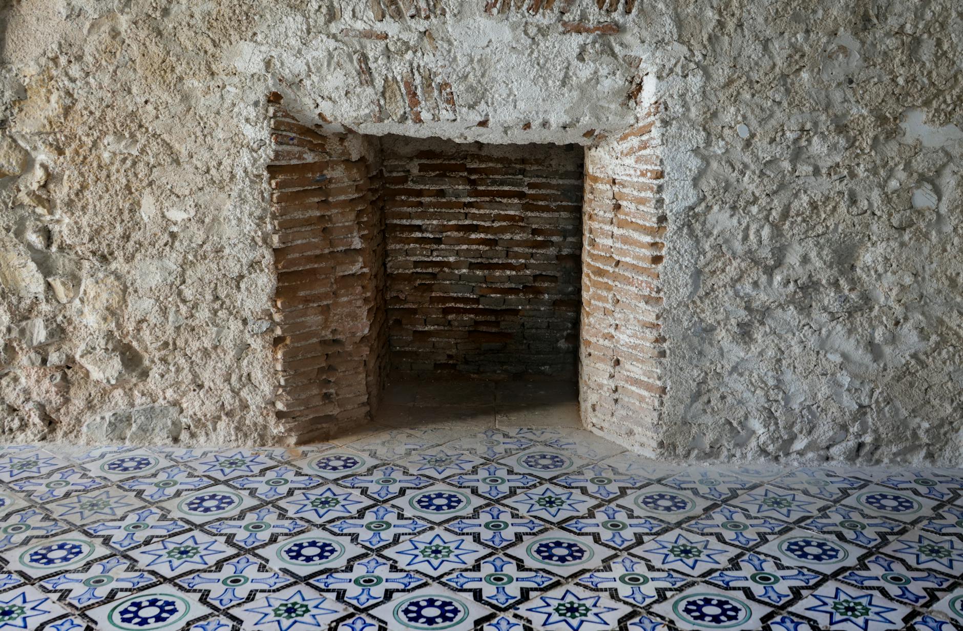 Rustykalna podłoga z hiszpańskimi płytkami w ogrodzie zimowym