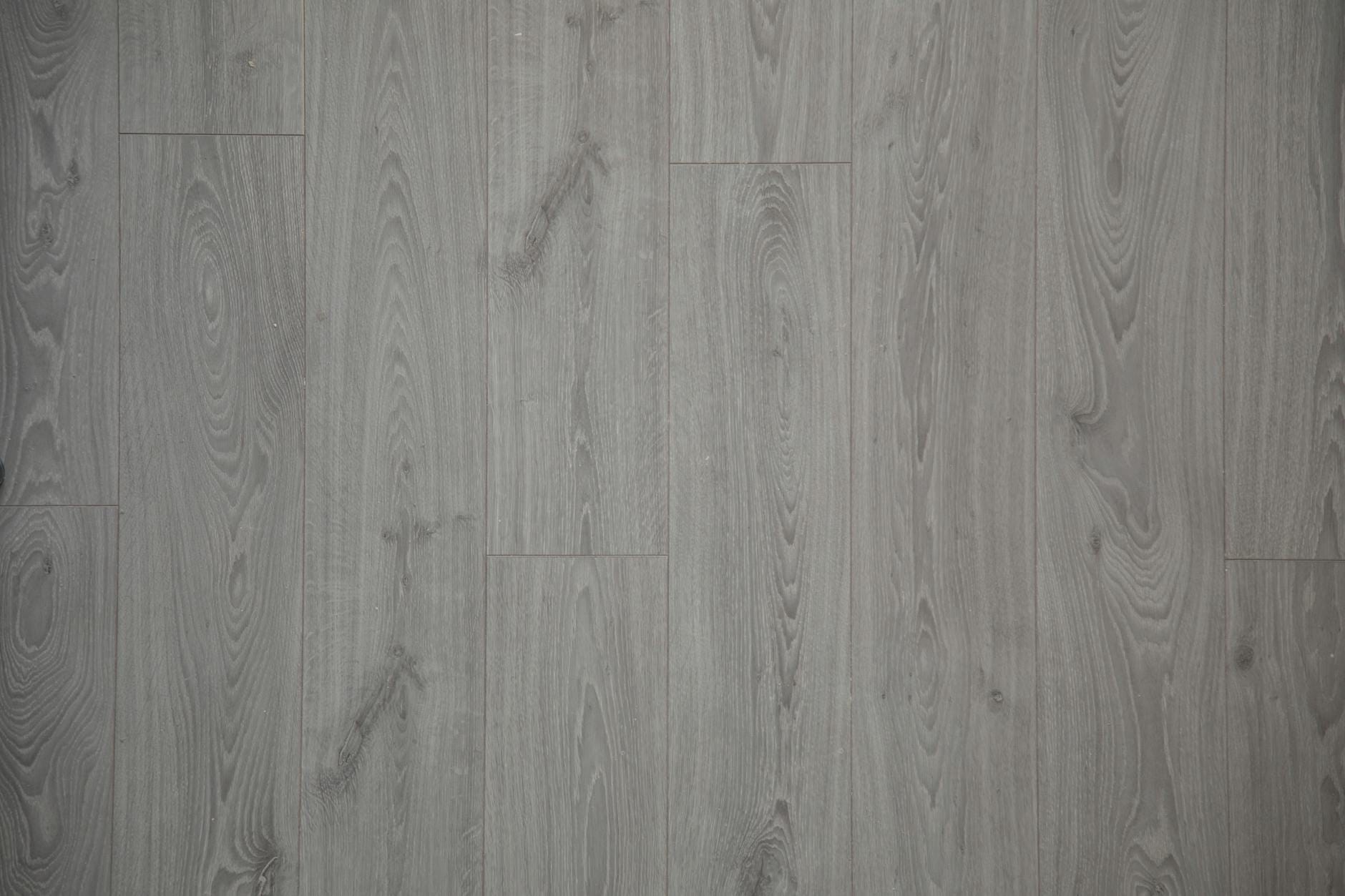 Zbliżenie na szare panele laminowane o wyraźnej, naturalnej strukturze