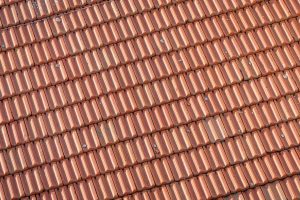 Hydroizolacja pod płytki tarasowe: szlam mineralny, mata uszczelniająca czy płynna folia?
